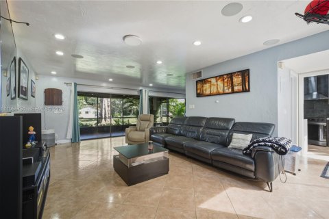 Townhouse in Lauderhill, Florida 2 bedrooms, 133.41 sq.m. № 2026844 - photo 4