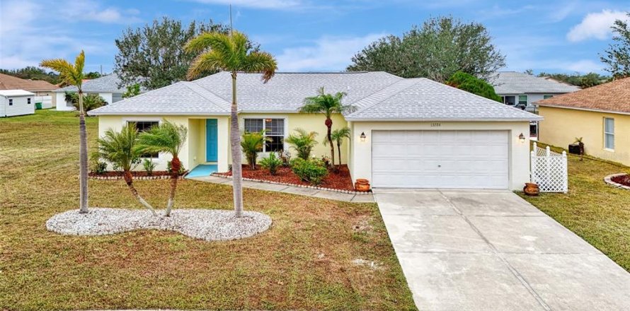 House in Port Charlotte, Florida 3 bedrooms, 128.76 sq.m. № 1718262