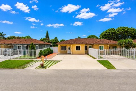 House in Miami, Florida 3 bedrooms, 119.19 sq.m. № 2078757