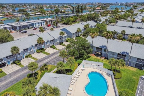 Condo in Treasure Island, Florida, 2 bedrooms  № 1874072 - photo 21