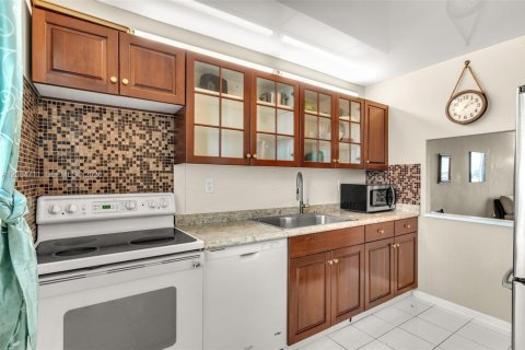 Condo in Miami, Florida, 2 bedrooms № 2368378 - photo 9