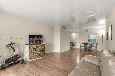 Condo in Miami, Florida, 2 bedrooms № 2368378 - photo 5