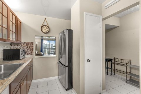 Condo in Miami, Florida, 2 bedrooms № 2368378 - photo 11