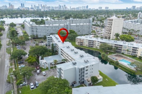 Condo in Miami, Florida, 2 bedrooms № 2368378 - photo 24