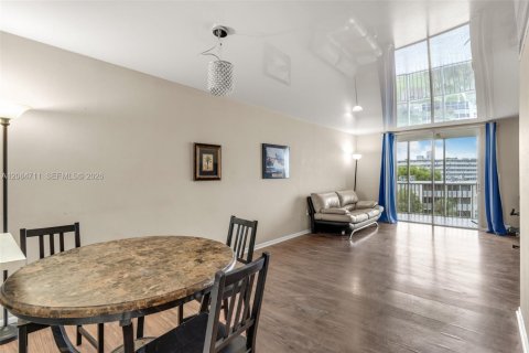 Condo in Miami, Florida, 2 bedrooms № 2368378 - photo 8
