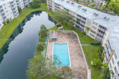 Condo in Miami, Florida, 2 bedrooms № 2368378 - photo 27