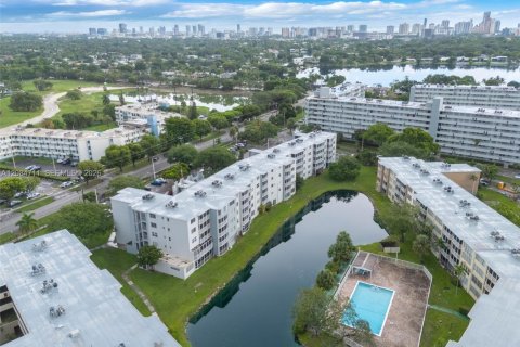Condo in Miami, Florida, 2 bedrooms № 2368378 - photo 25