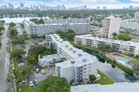 Condo in Miami, Florida, 2 bedrooms № 2368378 - photo 23