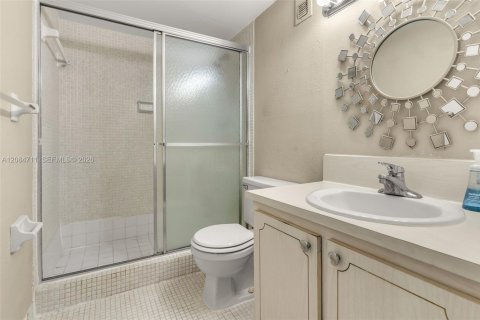 Condo in Miami, Florida, 2 bedrooms № 2368378 - photo 15