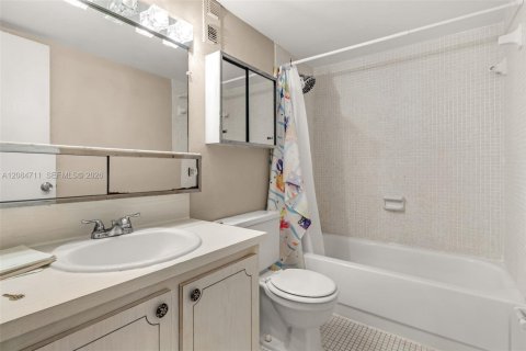 Condo in Miami, Florida, 2 bedrooms № 2368378 - photo 12