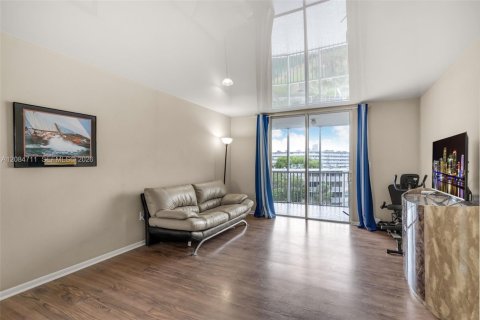 Condo in Miami, Florida, 2 bedrooms № 2368378 - photo 4
