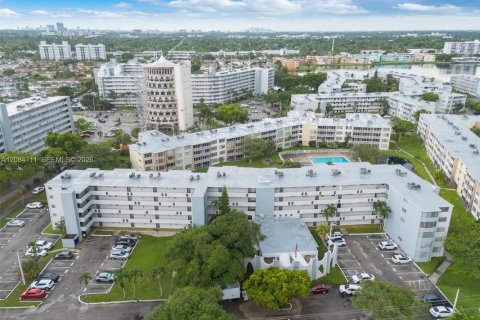 Condo in Miami, Florida, 2 bedrooms № 2368378 - photo 21