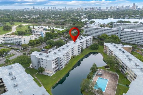 Condo in Miami, Florida, 2 bedrooms № 2368378 - photo 26
