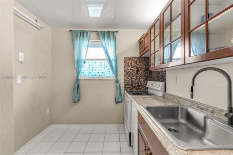 Condo in Miami, Florida, 2 bedrooms № 2368378 - photo 10