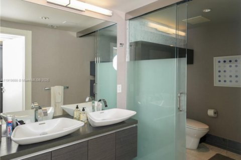 Condo in Miami, Florida, 1 bedroom  № 1975690 - photo 19