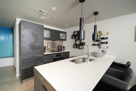 Condo in Miami, Florida, 1 bedroom  № 1975690 - photo 12