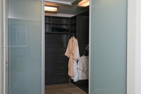 Condo in Miami, Florida, 1 bedroom  № 1975690 - photo 16