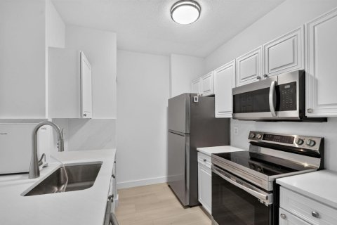 Condo in West Palm Beach, Florida, 1 bedroom № 2414593 - photo 3