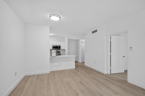 Condo in West Palm Beach, Florida, 1 bedroom № 2414593 - photo 7