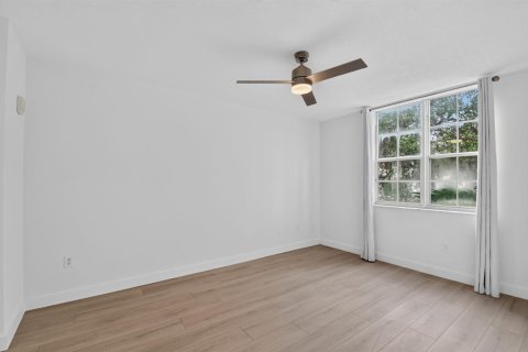 Condo in West Palm Beach, Florida, 1 bedroom № 2414593 - photo 15