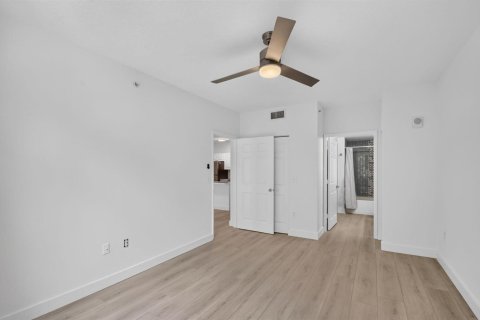 Condo in West Palm Beach, Florida, 1 bedroom № 2414593 - photo 17
