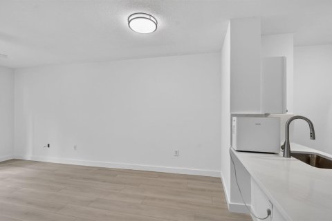 Condo in West Palm Beach, Florida, 1 bedroom № 2414593 - photo 5
