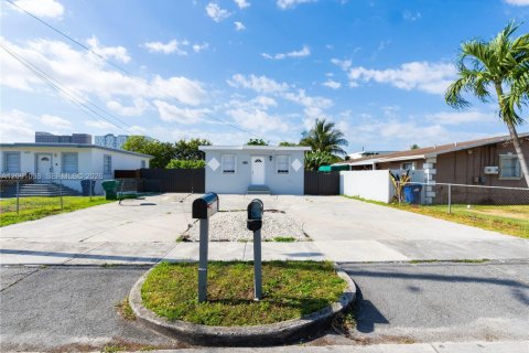 Villa ou maison à Sweetwater, Floride 3 chambres, 167.22 m2 № 2374294