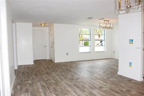 House in Port Richey, Florida 2 bedrooms, 132.66 sq.m. № 1876702 - photo 7