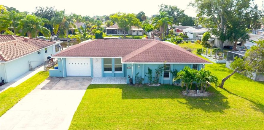 House in Port Richey, Florida 2 bedrooms, 132.66 sq.m. № 1876702