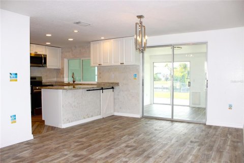 House in Port Richey, Florida 2 bedrooms, 132.66 sq.m. № 1876702 - photo 8