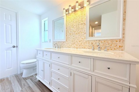 House in Port Richey, Florida 2 bedrooms, 132.66 sq.m. № 1876702 - photo 12