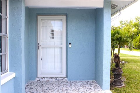 House in Port Richey, Florida 2 bedrooms, 132.66 sq.m. № 1876702 - photo 2