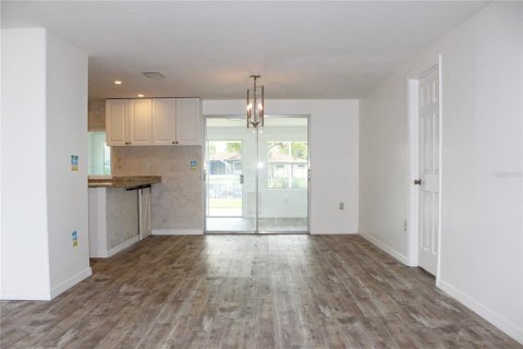 House in Port Richey, Florida 2 bedrooms, 132.66 sq.m. № 1876702 - photo 6