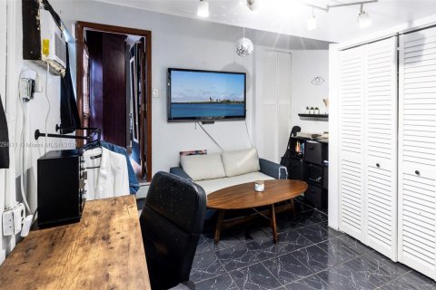 Casa en venta en Miami, Florida, 4 dormitorios, 327.95 m2 № 1860937 - foto 16