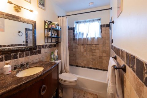 Casa en venta en Miami, Florida, 4 dormitorios, 327.95 m2 № 1860937 - foto 13