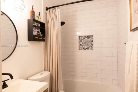 Casa en venta en Miami, Florida, 4 dormitorios, 327.95 m2 № 1860937 - foto 21