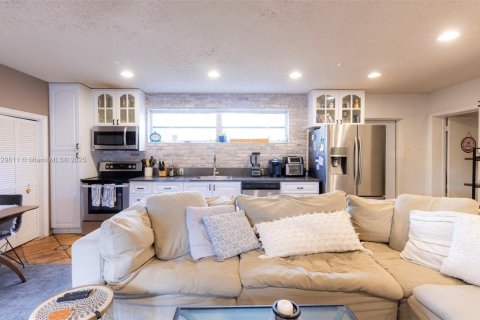 Casa en venta en Miami, Florida, 4 dormitorios, 327.95 m2 № 1860937 - foto 19