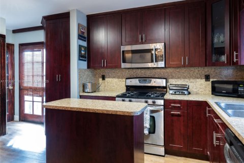 Casa en venta en Miami, Florida, 4 dormitorios, 327.95 m2 № 1860937 - foto 4