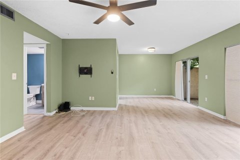 Condo in Temple Terrace, Florida, 2 bedrooms № 2149452 - photo 11