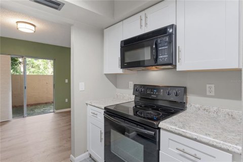 Condo in Temple Terrace, Florida, 2 bedrooms № 2149452 - photo 19