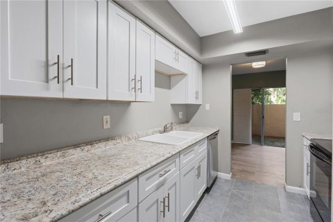 Condo in Temple Terrace, Florida, 2 bedrooms № 2149452 - photo 16
