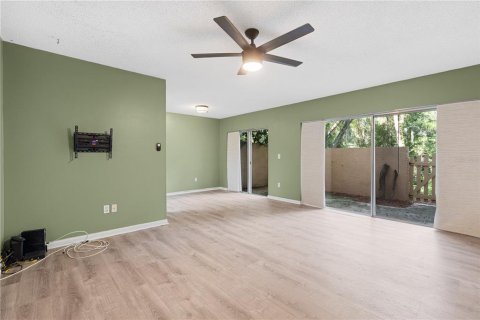 Condo in Temple Terrace, Florida, 2 bedrooms № 2149452 - photo 13