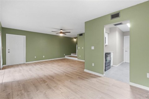 Condo in Temple Terrace, Florida, 2 bedrooms № 2149452 - photo 12