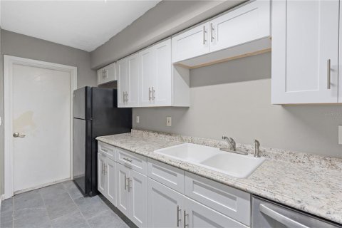 Condo in Temple Terrace, Florida, 2 bedrooms № 2149452 - photo 18