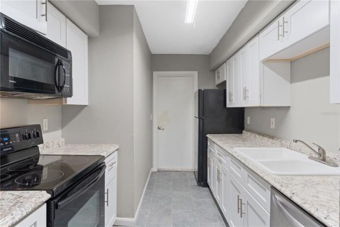 Condo in Temple Terrace, Florida, 2 bedrooms № 2149452 - photo 17