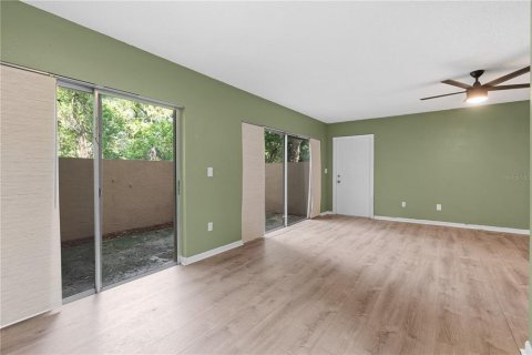 Condo in Temple Terrace, Florida, 2 bedrooms № 2149452 - photo 10