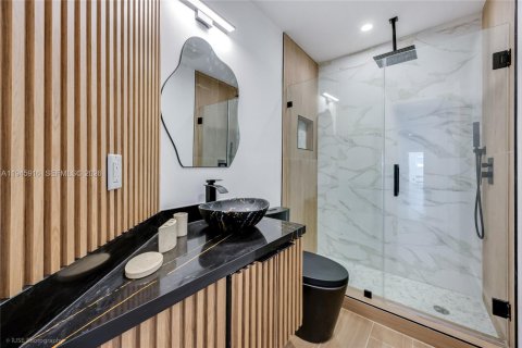 House in Miami, Florida 6 bedrooms, 270.07 sq.m. № 2002865 - photo 14