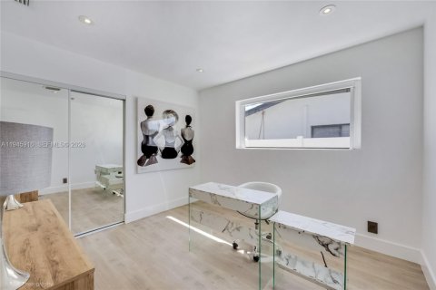 House in Miami, Florida 6 bedrooms, 270.07 sq.m. № 2002865 - photo 21