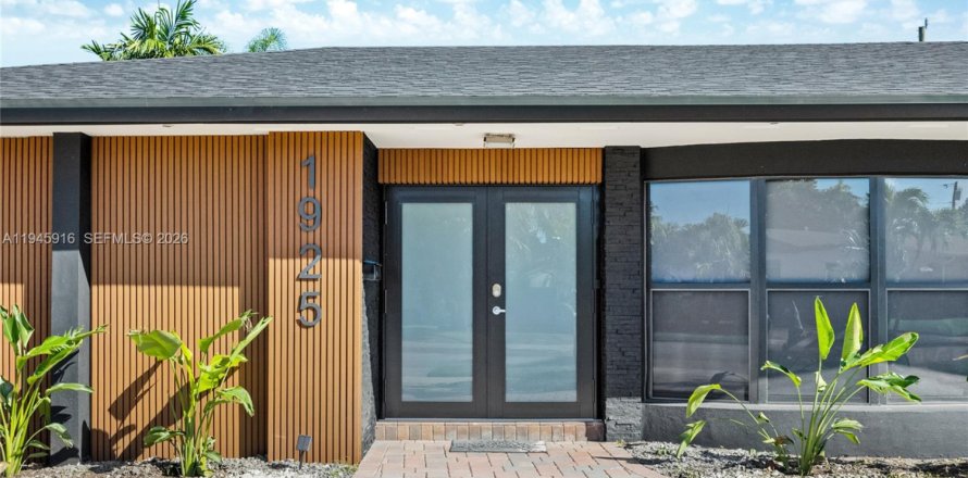 House in Miami, Florida 6 bedrooms, 270.07 sq.m. № 2002865