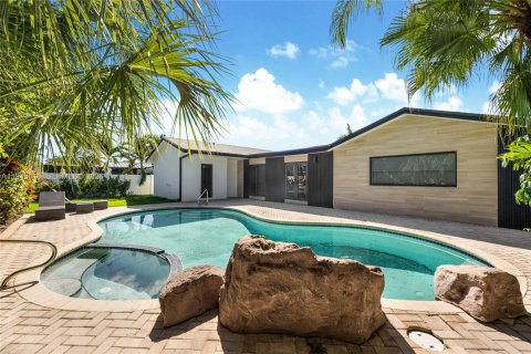 House in Miami, Florida 6 bedrooms, 270.07 sq.m. № 2002865 - photo 25